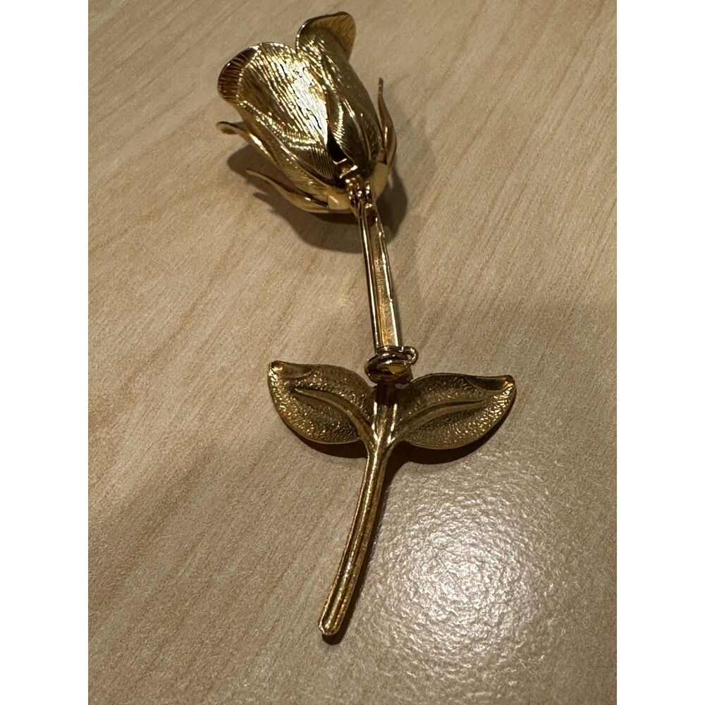 Vintage Gold Tone Long Stem Rose Bud Brooch Pin Dimensional Textured Metal - Picture 3 of 3